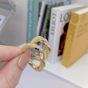 Hoopörhängen Huggie 14k Real Gold Plating Luxury Högkvalitativ delikat förvrängd oregelbunden C Cirkelörhängen smycken hänge tillbehörsho