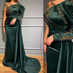 2022 Emerald Green Evening Dresses Wear Bling Gold Crystal Beads Long Sleeves V Neck Illusion Satin Mermaid Plus Size Formal Party Dress Prom Gowns