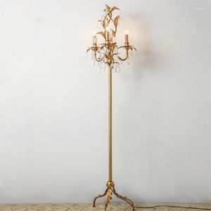 Lampy podłogowe Włochy 3-nogowe lampa z kutego żelaza do salonu LED Candle Holders Sypialnia E14 lekka kandelabra ślubna