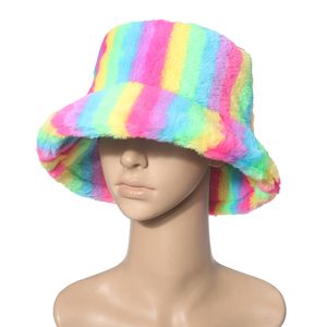 Etniska kläder Nya utomhus Multicolor Rainbow Faux päls bokmönster hink hattar kvinnor vinter mjuk varm mössa