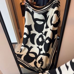 디자이너 여성 캐시미어 동백 패턴 Jacquard Scarf France 브랜드 C 그녀의 겨울 랩 레이디 스퀘어 가역 ​​모직 숄 스카프 숄 140cm