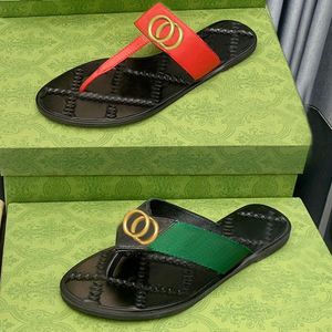 Klassiska herrtofflor Stor sommar Gummibottnad damsko strand Slides bokstav Platt tofflor designerskor Metallknappsandaler Lazy lady Loafers Flip flops storlek 34-45