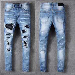 Jeans masculinos se encaixam na calça azul de jeans para o motociclista slim rasgado de moto regular de moto de rua preto manchas de rebite preto