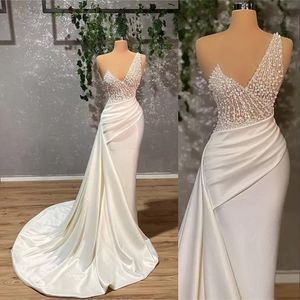 2022 Białe sukienki wieczorowe noś Bling Pearls Koraliki jedno ramię satyna syrena plus formalna sukienka na imprezę
