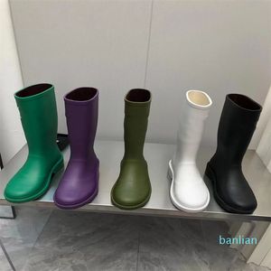 Wasserdichte Regenstiefel von Boots sind in fünf Farben mit hochwertigem Erscheinungsbild erhältlich