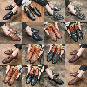 Brogue Oxford Sapatos pontuais Sapatos de couro de couro bordados shinestone tassel metal fivela vegan high end de moda masculina sapatos casuais 38-47 790