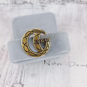 Broche com design especial para mulheres e homens broches com letras vintage para terno e lapela para festa de presente