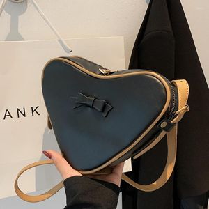 Kvällspåsar trendiga pu läder hjärta form crossbody axelväska för kvinnor 2022 höst små söta handväskor och plånböcker