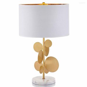Lampy stołowe nowoczesne marmurowe baza złoty liść metalowy kreatywny salon sypialnia badanie lampy dekoracyjnej wnętrza