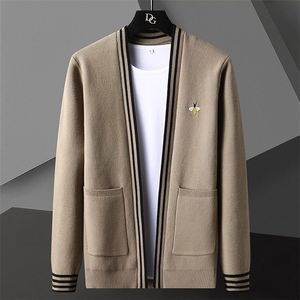 Męskie swetry haftowe pszczoły Koreański kod swobodny płaszcz Elegancki jesienny trend Abrigo Hombre Clothing 221010