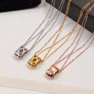 K￤rlek halsband designer kvinnor h￤ngen retro utsmyckning brons charm kedja h￤nge halsband mode rhombic grid smycken