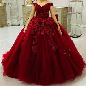 2022 Koyu Kırmızı Quinceanera Elbiseler Burgundy Balo Eşyası Omuz Kapalı 3D Çiçek Çiçekleri Dantel Aplikler Kristal Boncuklar Bow Sweet 16 Vestido de 15 Anos Quinceanera