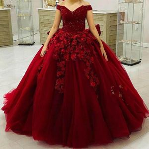 2022 Dunkelrote Quinceanera-Kleider, Burgunderrot, Ballkleid, schulterfrei, 3D-Blumen, Blumen, Spitze, Applikationen, Kristallperlen, Schleife, Sweet 16, Vestido de 15 Anos Quinceanera