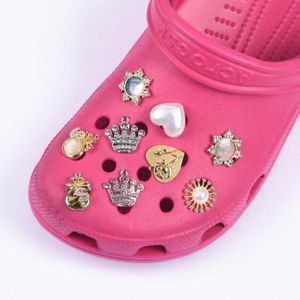Skodelar Tillbehör 2021 Senaste designer Croc Shoe Charm Metal Charms passar för Cog Shoes Decoration