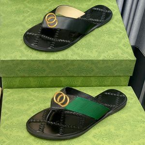 Klassiska herrtofflor Stor sommar Gummibottnad damsko strand Slides bokstav Platt tofflor designerskor Metallknappsandaler Lazy lady Loafers Flip flops storlek 34-45