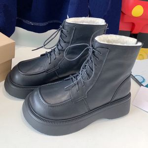 WINTER WINTER WINDER BOOTS BOOTS الكلاسيكيات البسيطة البسيطة في الهواء الطلق أحذية متعددة الاستخدامات مع فرو مريح داخل المصمم الشهير القصيرة الحذاء