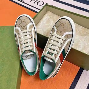 드레스 슈즈 1977 빈티지 캔버스 신발 수 놓은 연인 '캐주얼 플랫 통기성 얕은 입 보드 신발