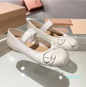 2022 Yeni Moda Kadınlar Ayakkabı İpek Orijinal Deri Bale Daireler Kelebek-düğüm Güzel Tasarımcı Ayakkabı Kare Ayak Ayak Taç Tie Slip Baharda En İyi Kalite