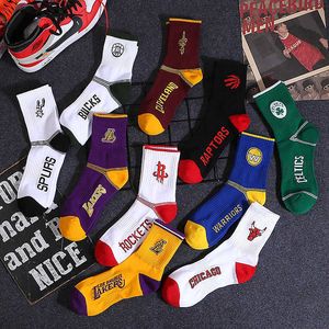 Meias masculinas Middle Tube Men Gift Hip Hop Meias brancas Basquete Sock Male Cotton Man European American Breathable Funny Short Sports Men T221011