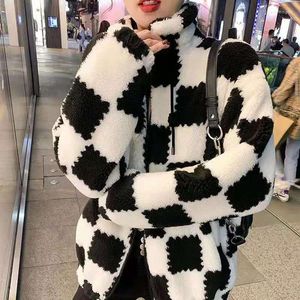 Pelliccia da donna Inverno Versione coreana Scacchiera bianca e nera Cappotto in lana di agnello imitazione Collo corto da donna