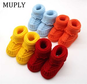Botas feitas à mão, meninos recém -nascidos meninos de berço sapatos infantis Primeiros Walkers Crochet Knit Winter Boties A quente da criança Y2210