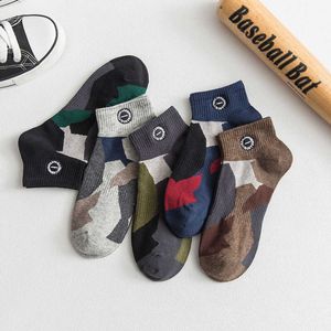 Herrstrumpor vår sommar varm slitage resistenta män mode kamouflage bomull Happy Socks Crew Individualitet andningsbara Casual Short Socks T221011