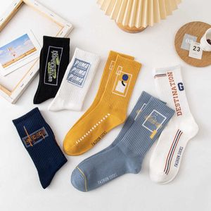 Erkek Çoraplar 2021 Yeni Ürünler Sonbahar ve Kış Mevsimleri Sokak Moda Spor Kişiliği Jacquard Kaykay Erkek Çoraplar Harajuku Stil T221011