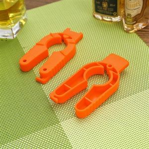 Apribottiglie per bevande semplici Apriporta per esterni portatili Camping Party Multifunzione in plastica Hanging Openper Bar Utensili da cucina GCB16248