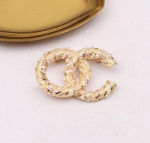 23ss Luxury Brand Designer Letter Brooches 18K Gold Plated Brooch Pearl Suit Pin Small Sweet Wind Fashion Jewelry Accessorie Marry Wedding Party Gift
