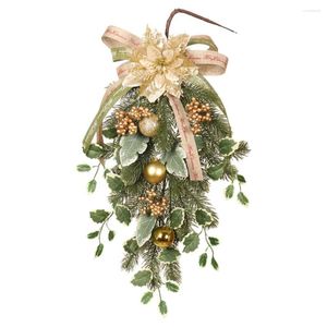 Dekoracje świąteczne przed oświetlonym sztucznym łzawią wieniec do góry nogami drzewo rattanu z jagodami i dziobową Christmą