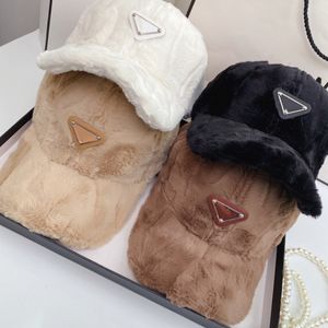 Tapa de lujo con triángulo de cuero logotipo peluche espesado con gorros de béisbol de sombrero tibio unisex