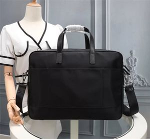 Bra￧a de designer de nylon preto masculino Bolsa de laptop Bolsa de escrit￳rio de moda retr￴ de grande capacidade P2203016