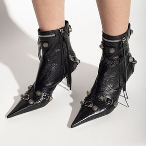 Luxuriöse Designer-Stiefel, Stiefeletten, Schuhe, Cagole-Nietenschnalle, verziertes Lammleder, seitlicher Reißverschluss, spitzer Zehenbereich, Stiletto-Absatz