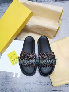 Женский дизайнерский дизайнер верхний розыгрыш шелк Silk Satin Slide Flat Flatform Slipper Luxury Flip Flop Gold Werpware Buckle Casual Shoes Summer Summer Shoes 35-43 размер