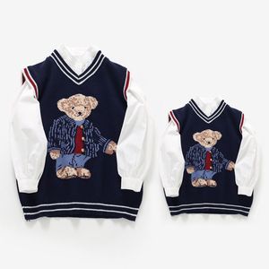 Familjsmatchande kläder Autumn Parent Child Vest Sweater For Kids Bear Knit Top Dad Mamma och son Dotter Julstickad Cardigan 221012