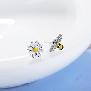 Stud Earrings Creative Asymmetric Daisy Flower And Bee Studs For Women Girls Crystal Honeybee Beautiful Small Fresh Kpop Jewelry