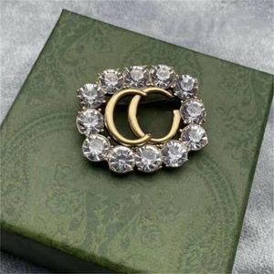 Fashion Diamond Letter Broches Brocos de temperamento Trending Pins Acess￳rios de terno Feminino de alta qualidade entrega r￡pida