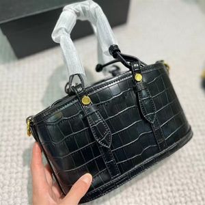 Axelväska kvinnor högkvalitativt märke läder kudde form crossbody tote väska lyx mode paty handväska 2022 ny designer klassisk fall/vinter plånbok