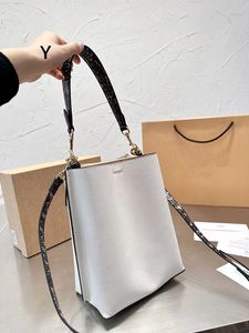 El çantası tasarımcısı yeni stil marka deri omuz çantası yüksek kaliteli büyük kapasiteli kova çantası metal mektup beyaz alışveriş çantaları lüks cüzdan