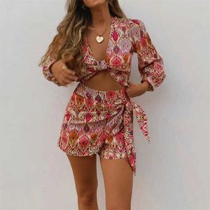 Calças femininas de duas peças outono e inverno novo estilo atado manga comprida sexy blusa com decote em v com gravata lateral e culotes curtas terno impressão conjunto de duas peças t221012