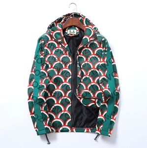 Mens Jackets Thin Windbreaker Zip Hooded Trefoil Print Jacket Outerwear Unisex Hip Hop Designer Coats Armband Fashion Spring and Autumn