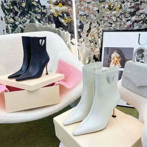 2023 Kvinnor Designer Love Mark Diamond Martin Boots Classic Luxury Leather Pointy Stilettos Sidan blixtlås med låg mellersta stövlar Ultra High Heel Sheepskin Fashion Naken Shoes