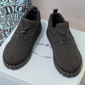 قسيمة نايلون مبطنة على أحذية الأحذية الكلاسيكية البسيطة من الأزياء متعددة الاستخدامات دافئة مريحة مع شعار ثلاثي لتسليط الضوء