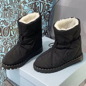 Wyściełane nylonowe botki inspirowane klasycznymi pikowanymi botkami Snow But Scilted są scharakteryzowane ich kompaktowe linie i wyrafinowane detale słynne designerskie buty