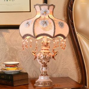 مصابيح طاولة المصباح الأوروبي مصباح أزياء إبداعية شخصية رومانسية الديكور العائلة غرفة الزفاف غرفة نوم بجانب السرير
