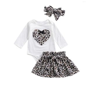 Kläder sätter spädbarn baby flickor passar långärmad hjärtmönster romper toppar leopard tryckt bowknot kort kjol båge pannband