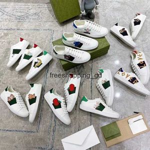 Spor Ayakkabıları Beyaz Ayakkabı İşlemeli Sneaker Deri İşlemeli Kırmızı Yeşil Çizgili Birbirine Yürüyen Spor guccie Tasarımcı Arı İtalya Ace