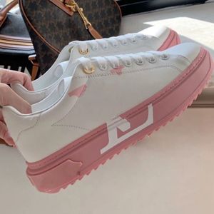 2022 neue Luxus Design Geprägte Spitze Leder Königin Emcee Weiße Schuhe Casual Turnschuhe Frauen Schuhe mkpkj000003