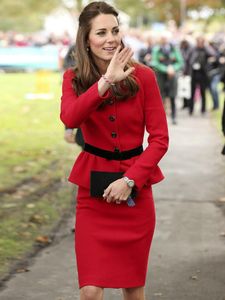 Arbetsklänningar Princess Kate Fashion Spring Autumn Högkvalitativ kvinnor Set Button Jacket Topps Pencil kjol Party Elegant Red 2 Piece Suit