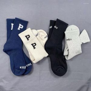 Meias masculinas Carta de alta qualidade P Bordado de algodão esportivo nos homens e feminino de moda de rua Harajuku Tide Socks53